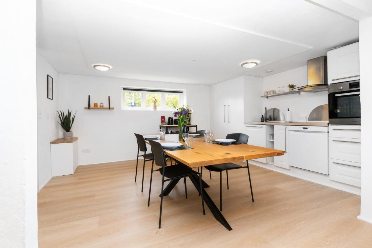 Moderne & Fuldt Udstyret Lejlighed M.Plads Til 4 Hojbjerg ภายนอก รูปภาพ