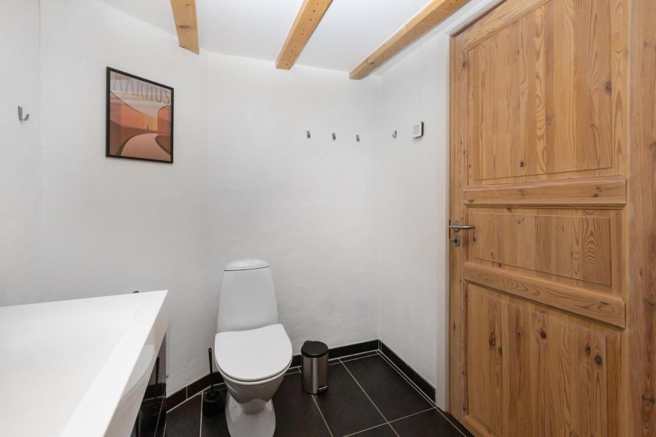 Moderne & Fuldt Udstyret Lejlighed M.Plads Til 4 Hojbjerg ภายนอก รูปภาพ