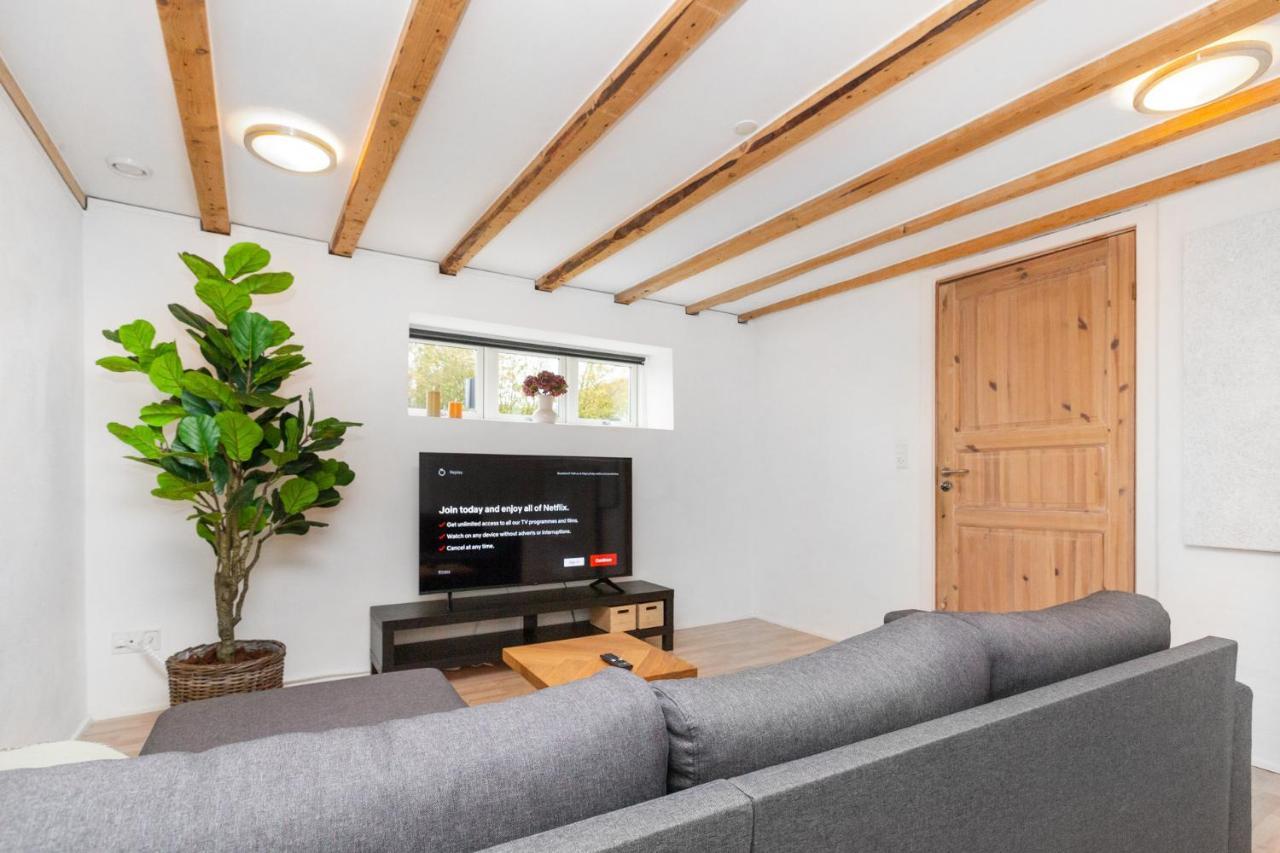 Moderne & Fuldt Udstyret Lejlighed M.Plads Til 4 Hojbjerg ภายนอก รูปภาพ