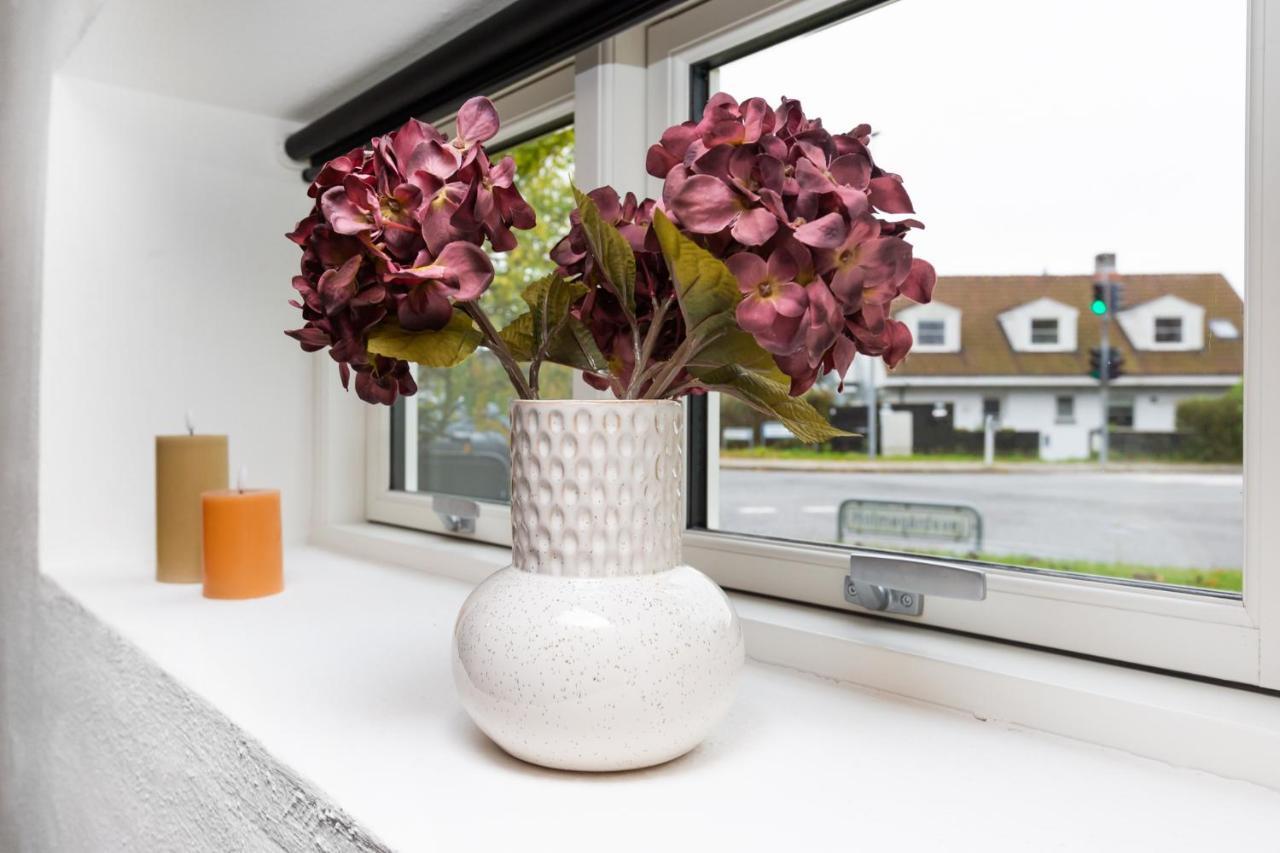 Moderne & Fuldt Udstyret Lejlighed M.Plads Til 4 Hojbjerg ภายนอก รูปภาพ