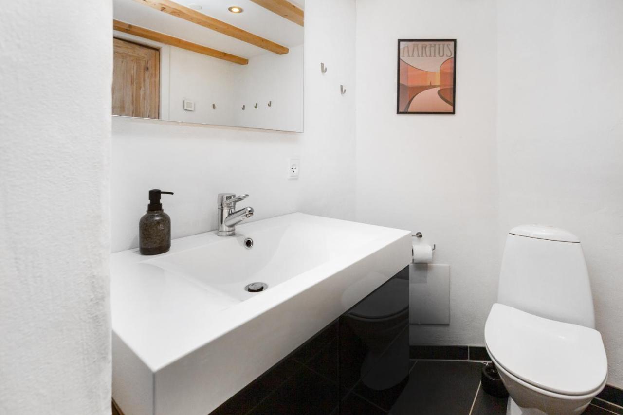 Moderne & Fuldt Udstyret Lejlighed M.Plads Til 4 Hojbjerg ภายนอก รูปภาพ